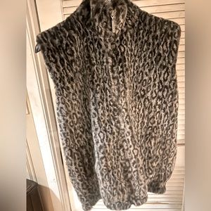 Women’s faux fur lux zip up vest. Size L, great condition